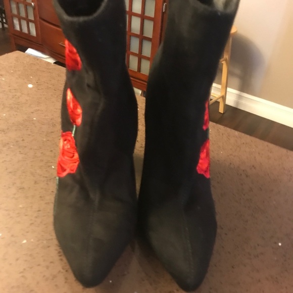 Cape Robbin women’s 6 ankle booties, embroidered, black and red - Picture 2 of 5